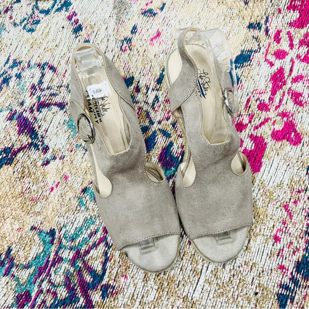 LifeStride • Tyra Taupe Grey Espadrille Wedge Sandal • 6.5